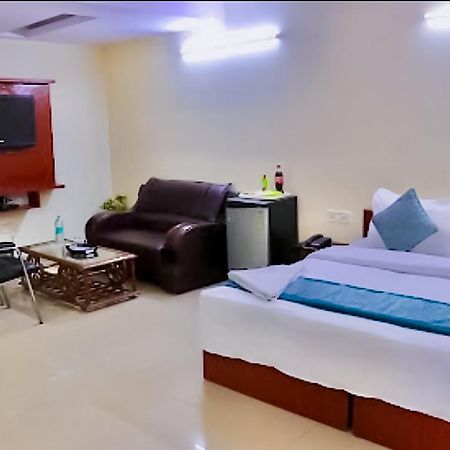 Happy Inn - Near Saket Metro 뉴델리 외부 사진